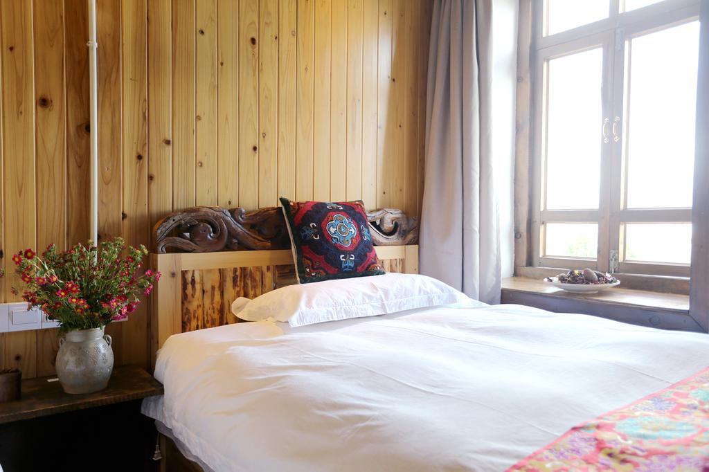 Shangri-La mid - mountain homestay Bagian luar foto